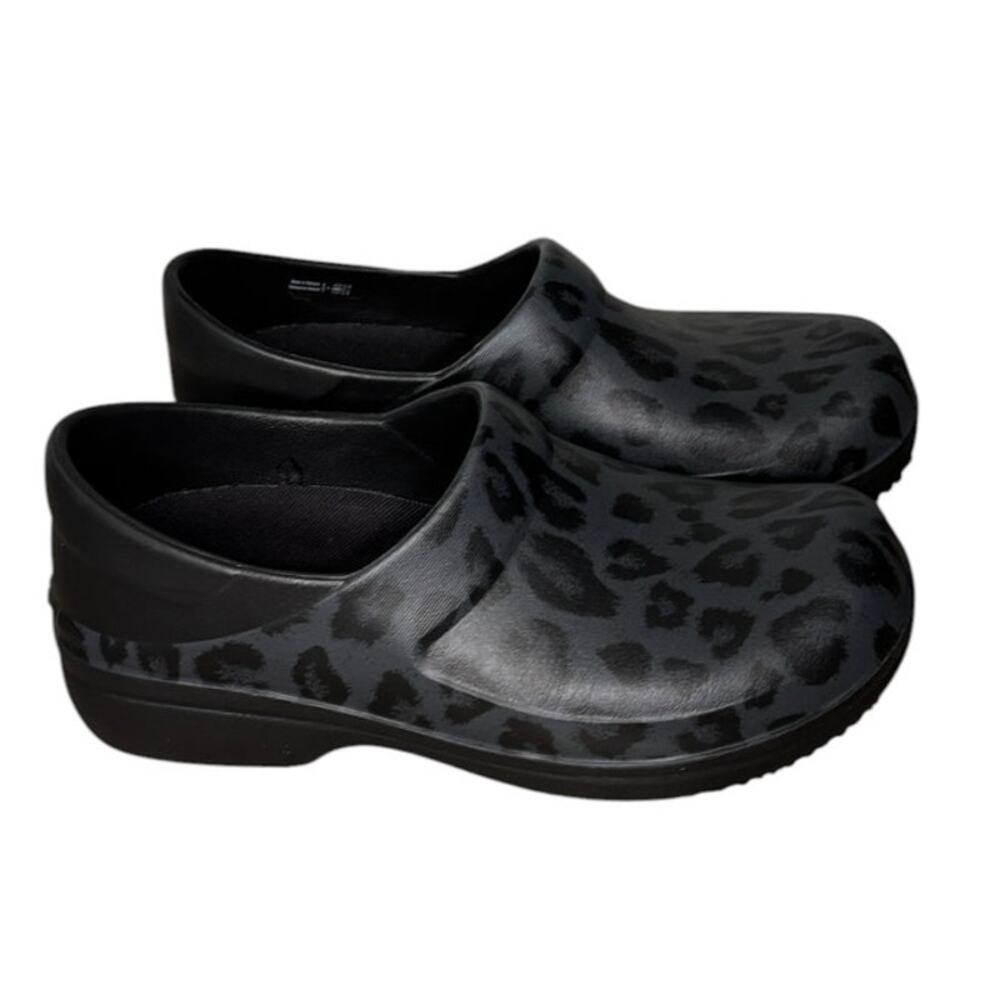 Crocs Neria Pro II Women’s Size 8 Gray Black Leopard Print 1.25" Heel Work Clogs